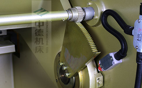 ZDS-450采用高精度刀片間隙調(diào)節(jié)齒輪，經(jīng)過淬火高硬度又耐磨，表面鍍鋅不生銹，長年累月使用依然有很高的調(diào)節(jié)精度.jpg