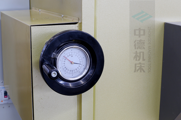 ZDG-832刀片間隙調(diào)節(jié)裝置，設(shè)置在機架前面，并有刻度顯示，調(diào)節(jié)方便.jpg