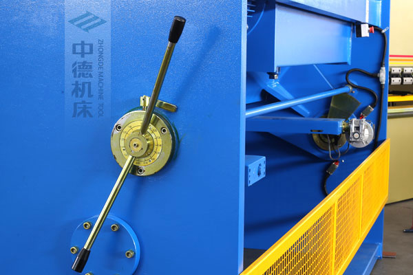 ZDSK-1632剪板機(jī)刀片間隙手動(dòng)調(diào)節(jié)器，刻度清淅，調(diào)節(jié)省力又簡(jiǎn)便.jpg
