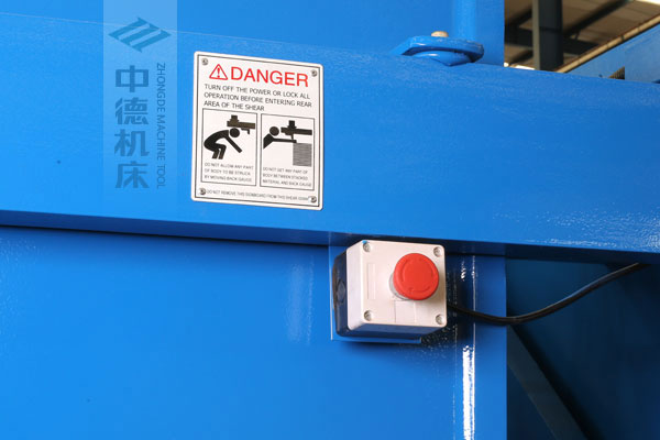 ZDSK-1632剪板機(jī)后部緊急停止按鈕，最大程度保障工人安全.jpg