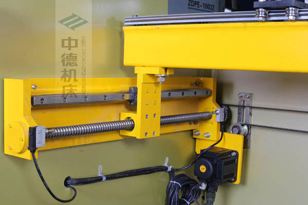 ZDPK-10032X軸配有滾珠絲桿及直線導(dǎo)軌，大功率伺服電機(jī)，鋼絲同步帶，能顯著提升X軸定位精度及速度