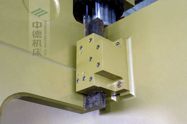 ZDP-20050加厚型滑塊導(dǎo)軌，強(qiáng)有力的保持滑塊間隙，有效減少工作時(shí)的抖動(dòng).jpg