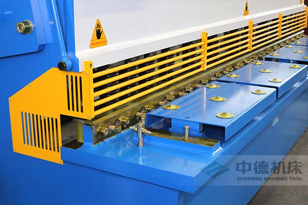 ZDS-1632剪板機進料口，安全防護，進料無阻，又能直接觀看到燈光對線的剪切位置.jpg