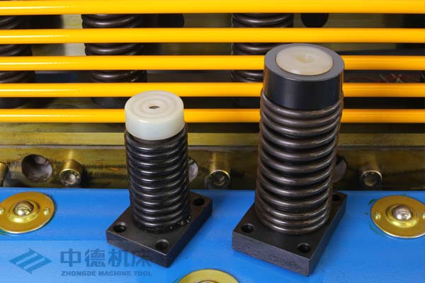 ZDS-1632采用高品質(zhì)壓料油缸，不滲油不會在板材表面留有油污.jpg