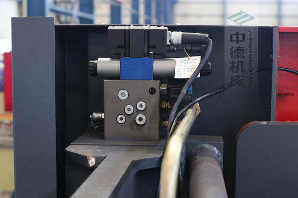 ZDPE10025采用進(jìn)口液壓系統(tǒng)，穩(wěn)定無(wú)故障，耐高溫高壓，持久工作精度高.jpg