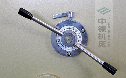 ZDS-640剪板機(jī)刀片間隙手動(dòng)調(diào)節(jié)器，刻度清淅，調(diào)節(jié)省力又簡(jiǎn)便.jpg