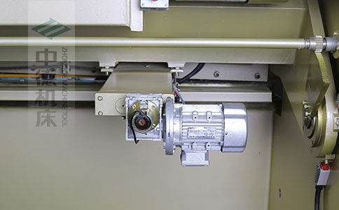ZDS-640剪板機(jī)后檔料結(jié)構(gòu)，平行度高，并采用國(guó)內(nèi)一流品牌軸承，耐磨抗壓壽命長(zhǎng).jpg
