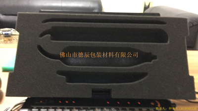 佛山市德辰包裝材料有限公司擁有先進的海綿機械,海綿發(fā)泡機,平切機,上膠機,直切機，海綿再生機,等,可以生產(chǎn)各種不同形狀規(guī)格的海綿制品和包裝海綿!

